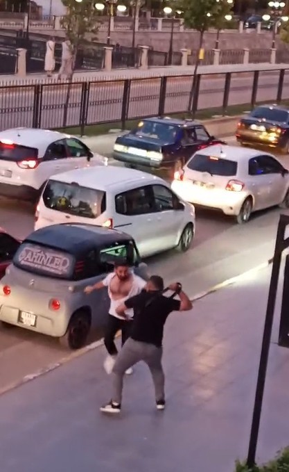 Cadde ortasında kemerli bıçaklı kavga: 1 yaralı