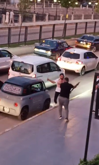 Cadde ortasında kemerli bı&ccedil;aklı kavga: 1 yaralı
