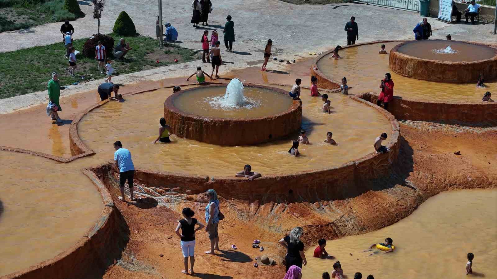 Altın sarısı rengiyle kendine hayran bırakan travertenler ziyaretçilerini ağırlıyor