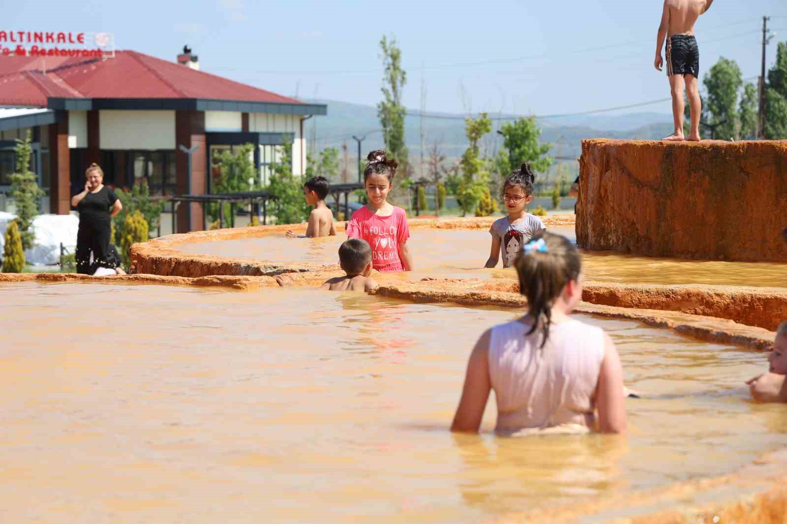 Altın sarısı rengiyle kendine hayran bırakan travertenler ziyaret&ccedil;ilerini ağırlıyor
