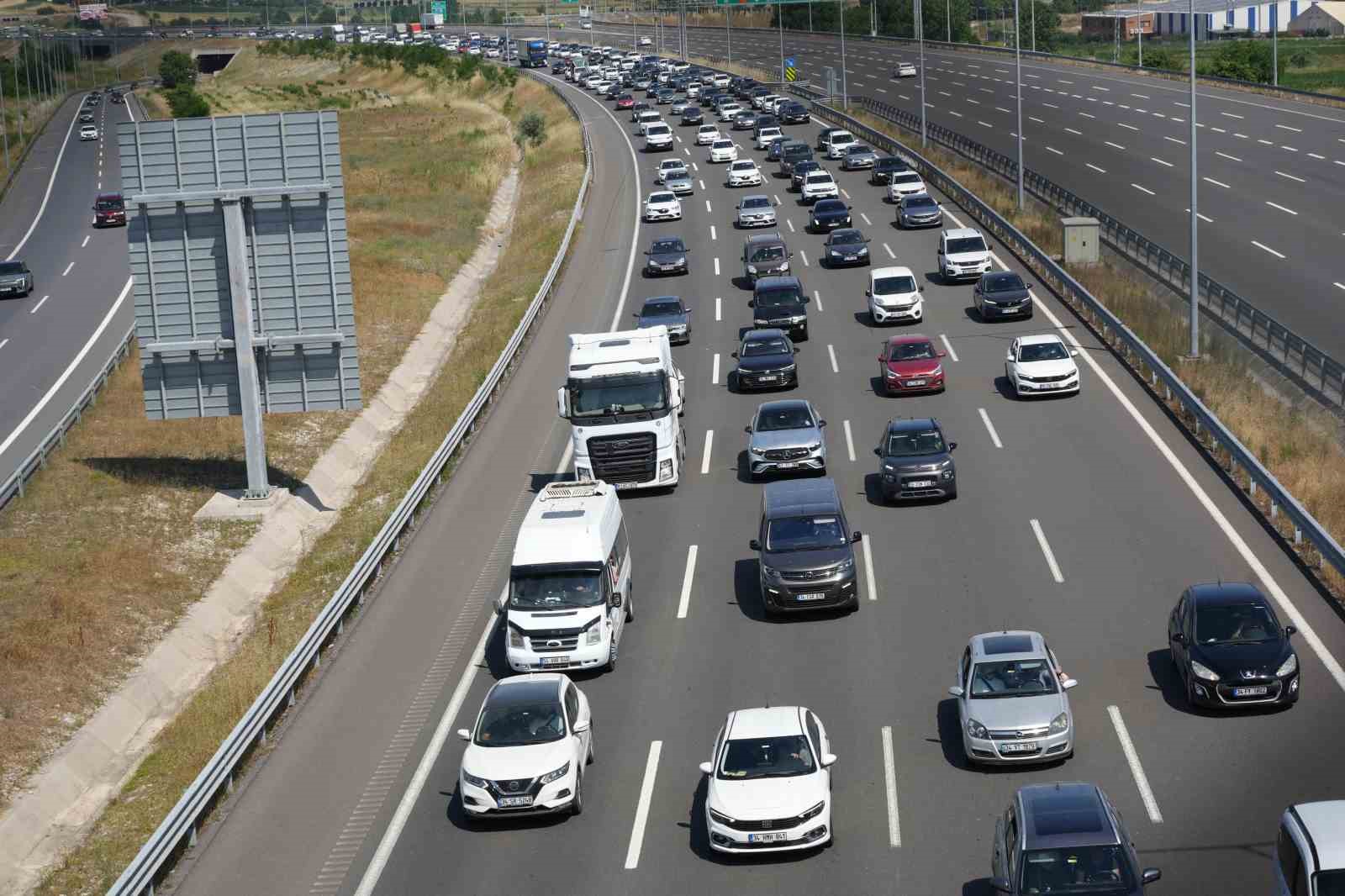 Bayram tatili dönüşünde Kocaeli’de trafik durma noktasına geldi
