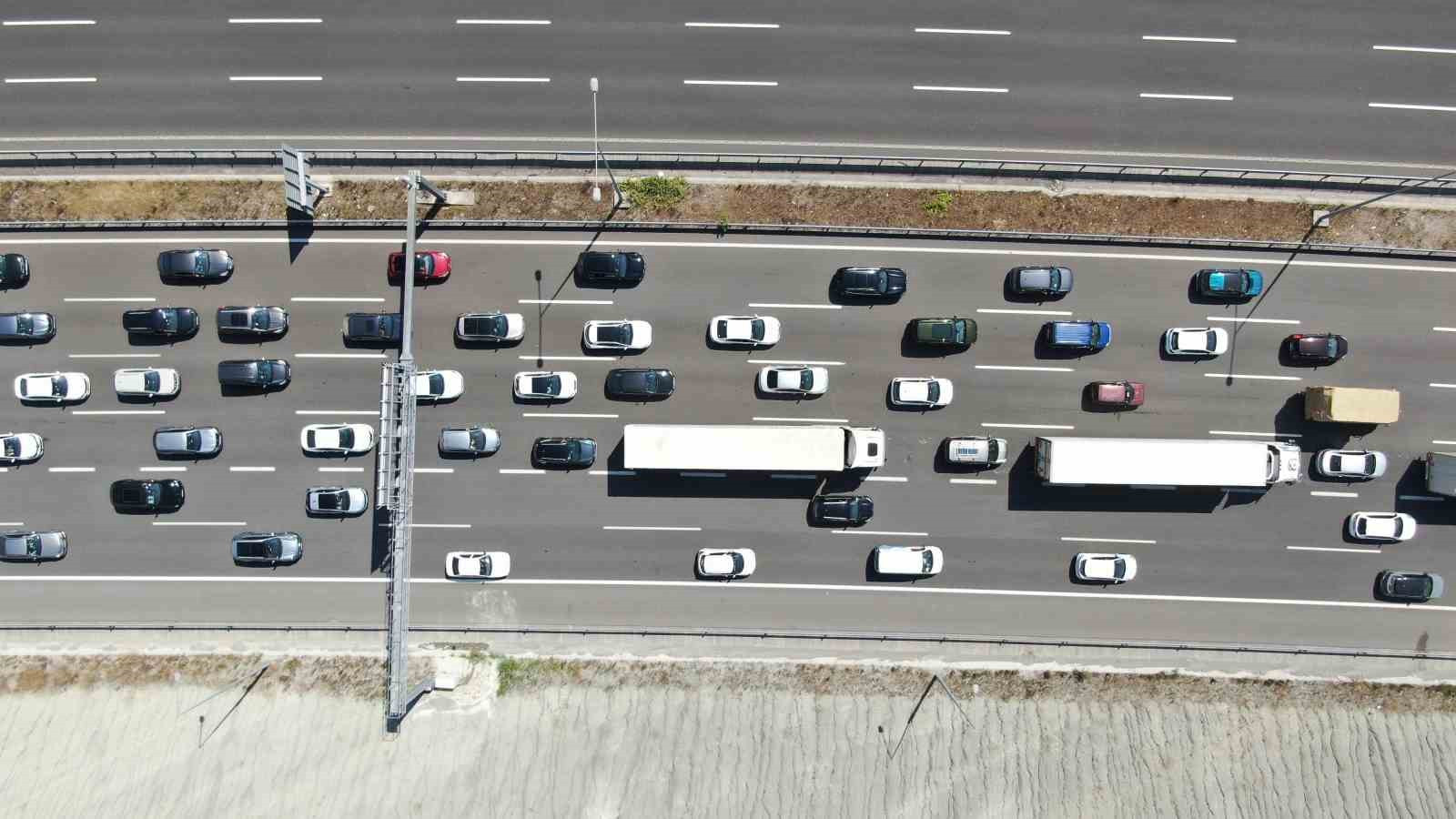 Bayram tatili d&ouml;n&uuml;ş&uuml;nde Kocaeli&rsquo;de trafik durma noktasına geldi
