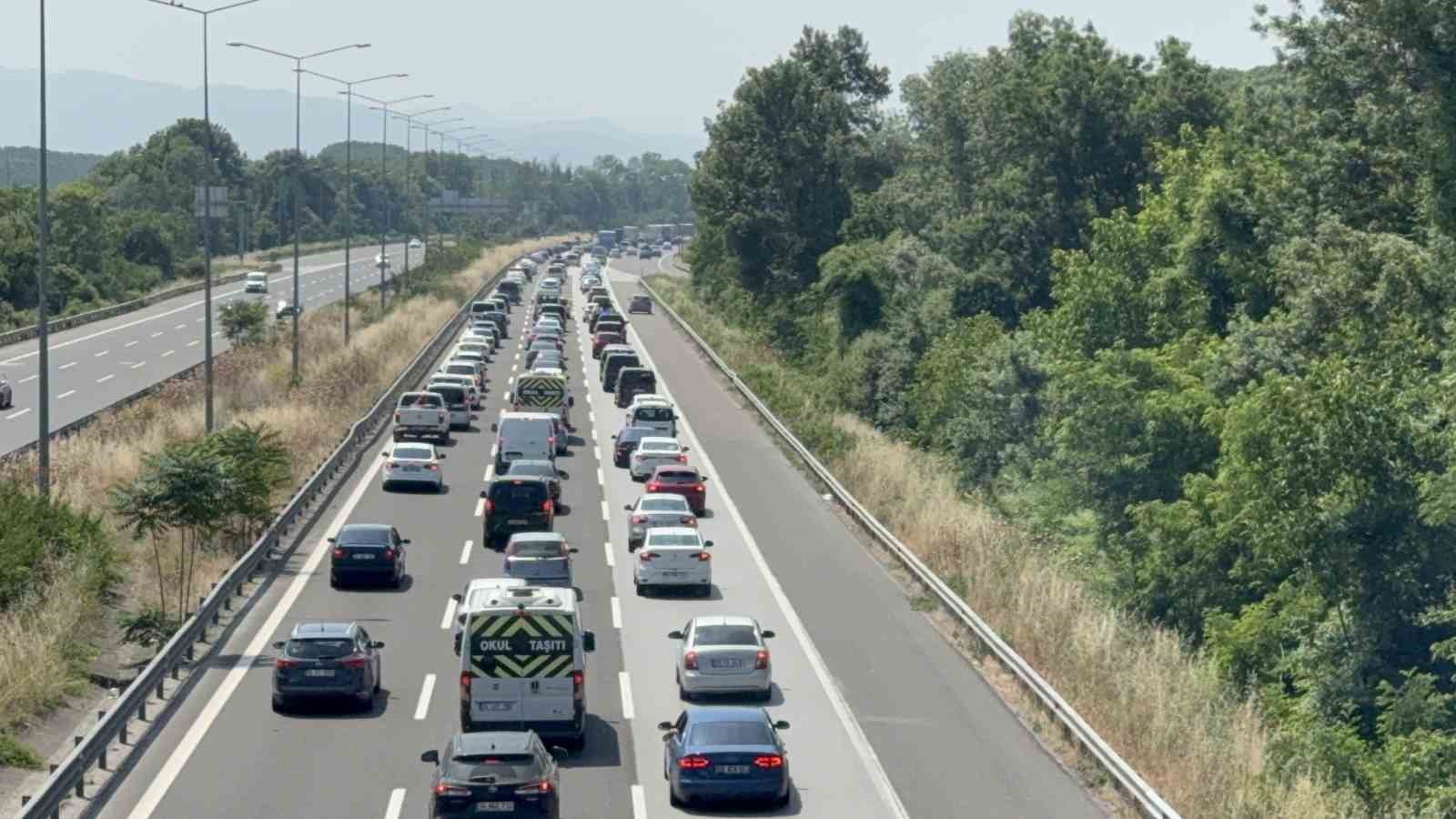 D&ouml;n&uuml;ş g&ouml;&ccedil;&uuml; başladı: Trafik durma noktasına geldi
