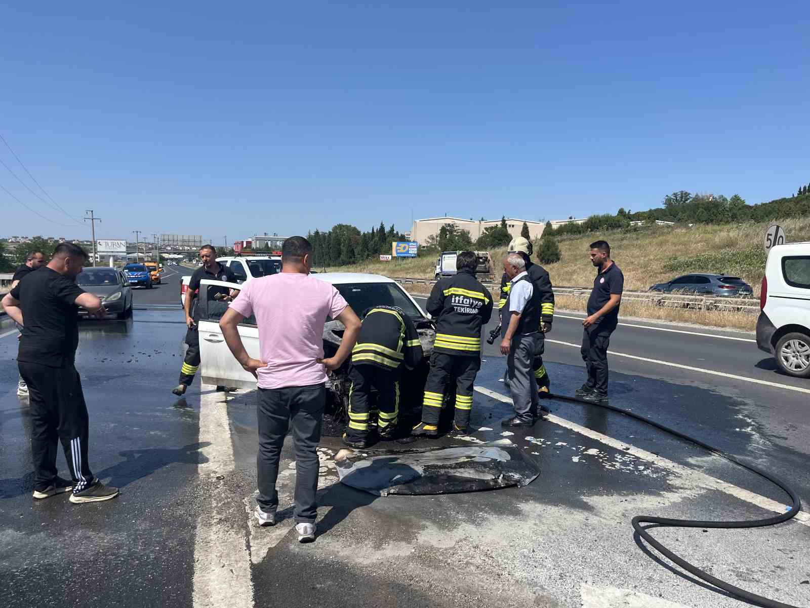 Seyir halindeki ara&ccedil; alev aldı: 3 yolcu son anda kurtarıldı
