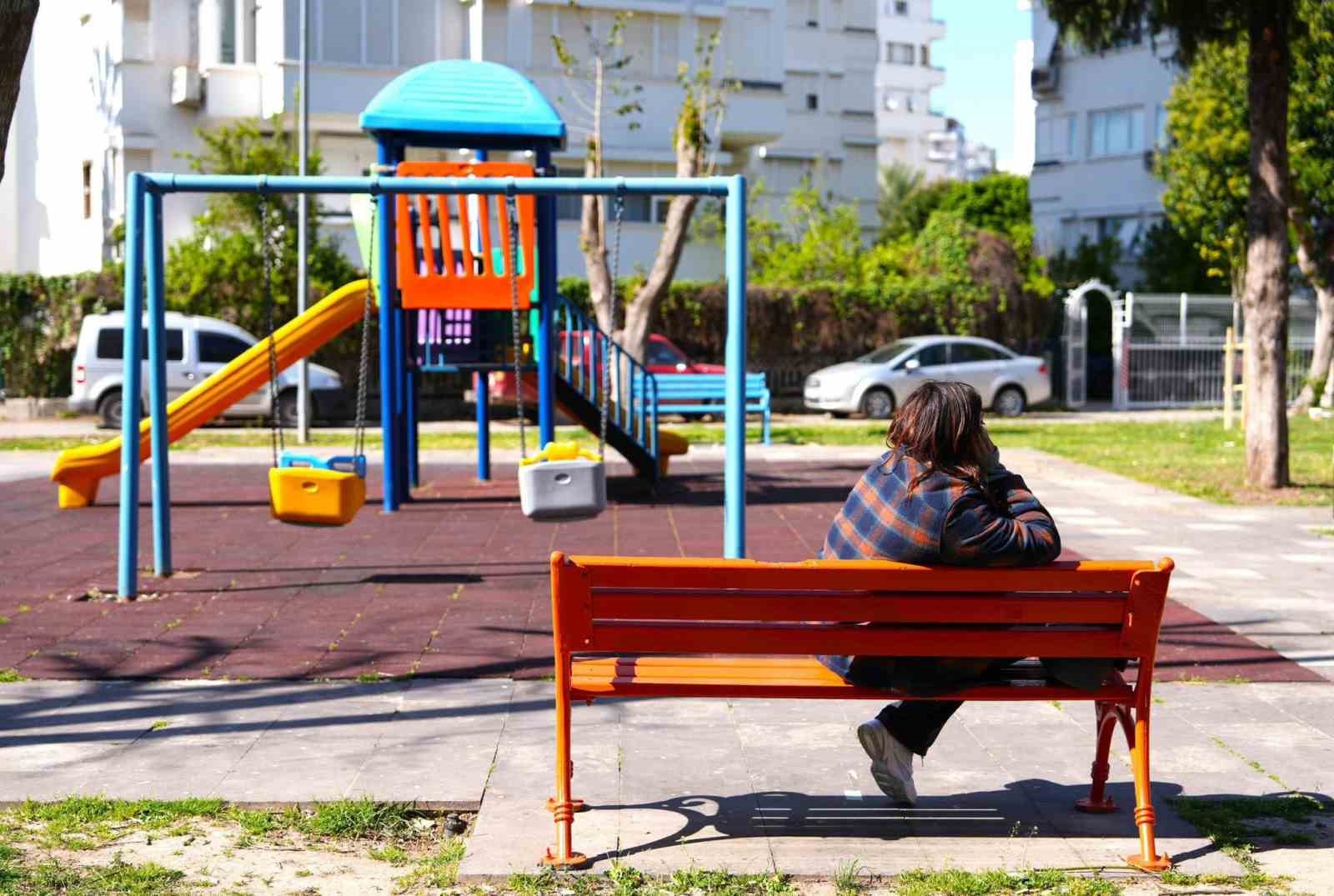 Konyaaltı’nın bankları renklendi