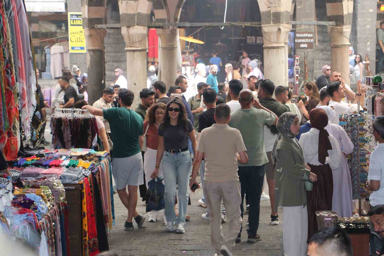Diyarbakır&rsquo;ın turistik mekanlarında bayram yoğunluğu
