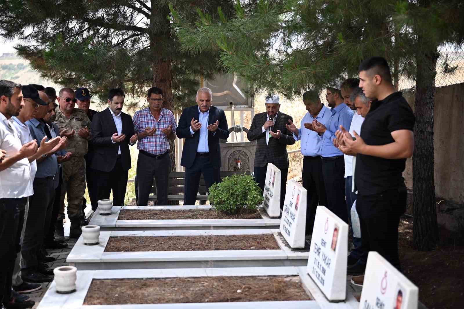 Vali Zorluoğlu, Dürümlü şehitlerinin mezarına ziyarette bulundu