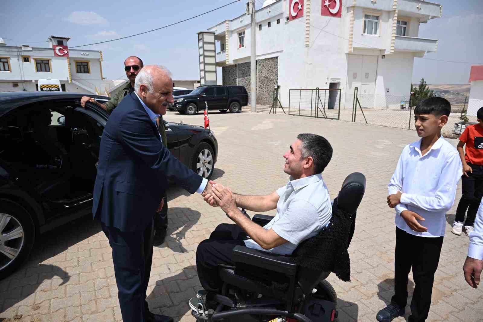 Vali Zorluoğlu, D&uuml;r&uuml;ml&uuml; şehitlerinin mezarına ziyarette bulundu
