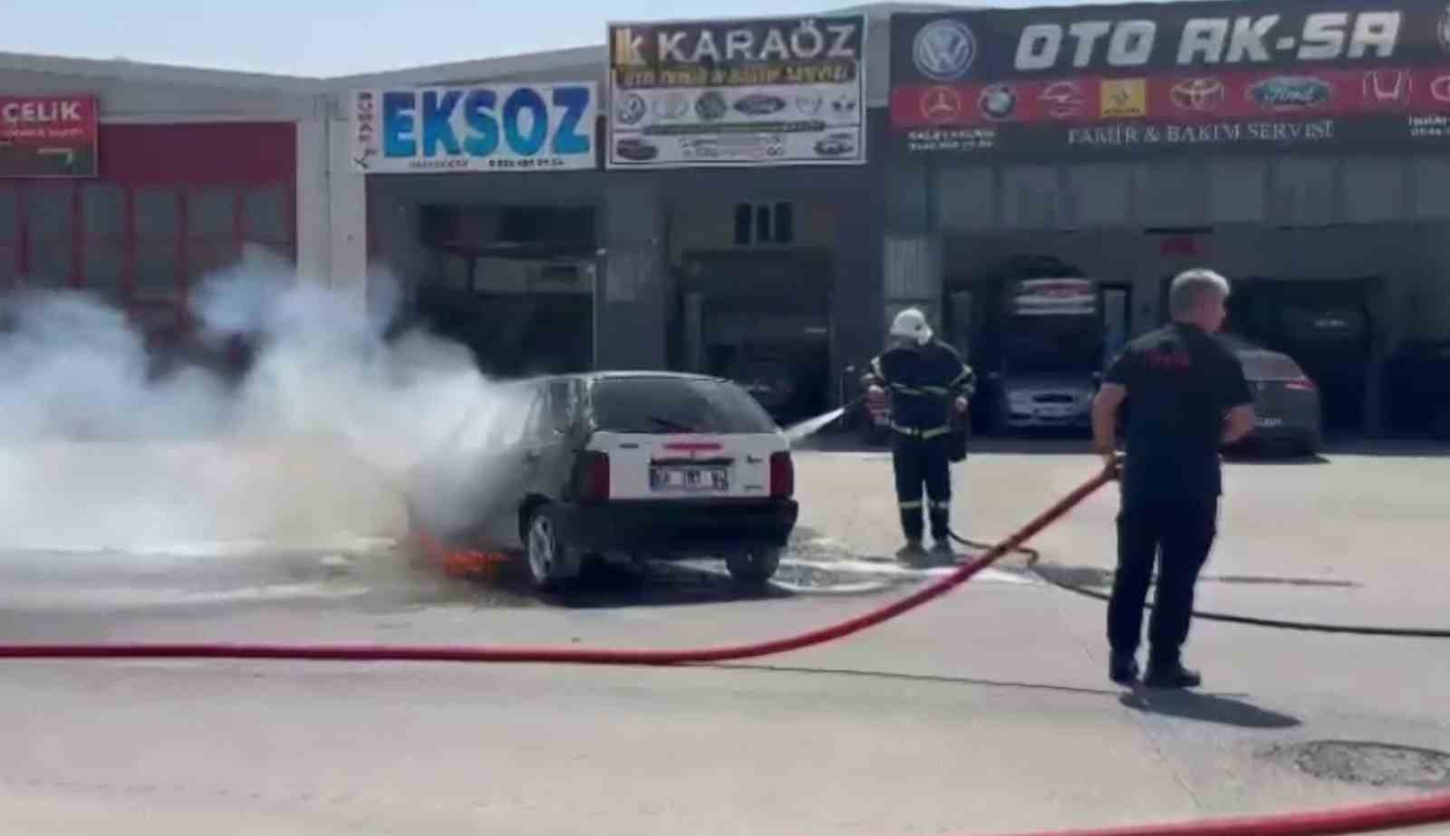 Fiat otomobil egzoz tamirinde alev alev yandı