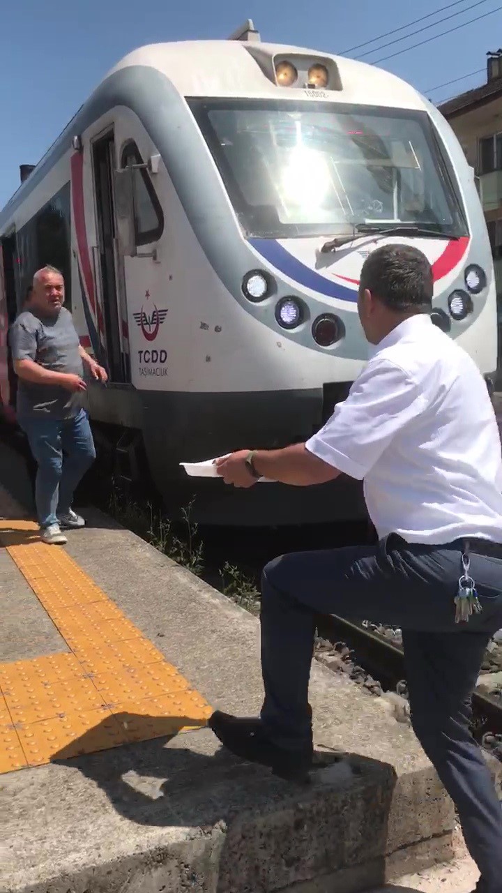 (&Ouml;zel) 20 yıllık bayram geleneği bu yıl da s&uuml;rd&uuml;, 3 bin kişiye ikramda bulundular
