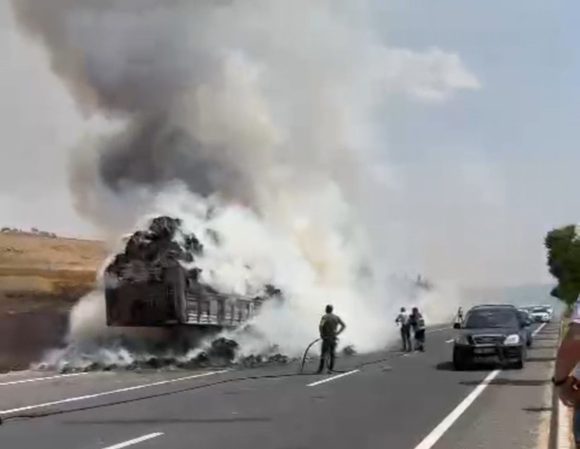 Mardin’de saman yüklü tır alev alev yandı