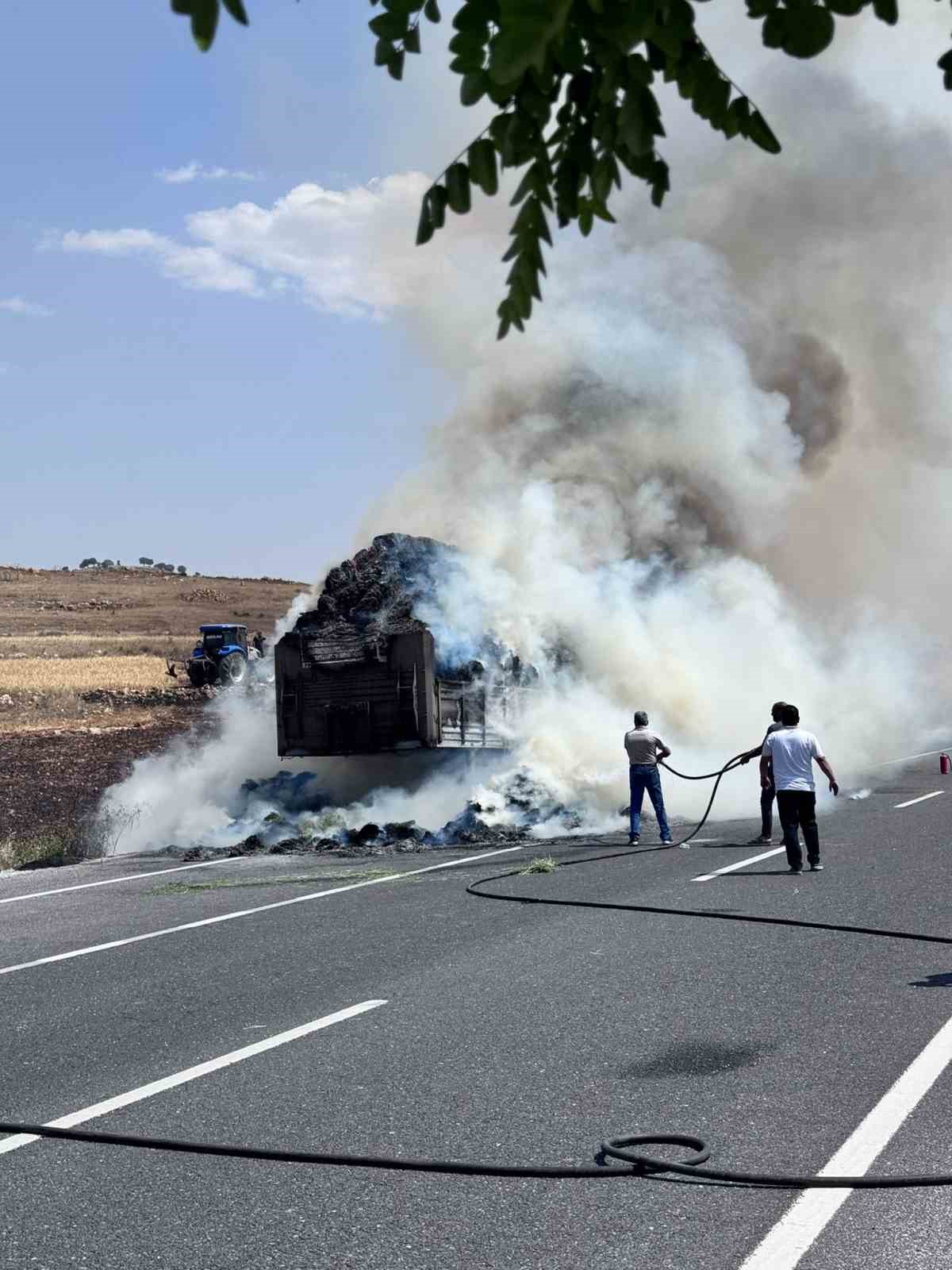 Mardin&rsquo;de saman y&uuml;kl&uuml; tır alev alev yandı
