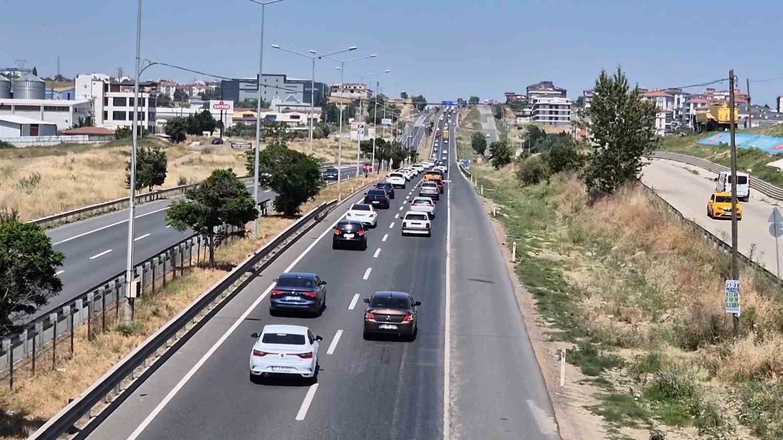Akın akın d&ouml;n&uuml;yorlar: Tekirdağ-İstanbul yolu havadan g&ouml;r&uuml;nt&uuml;lendi
