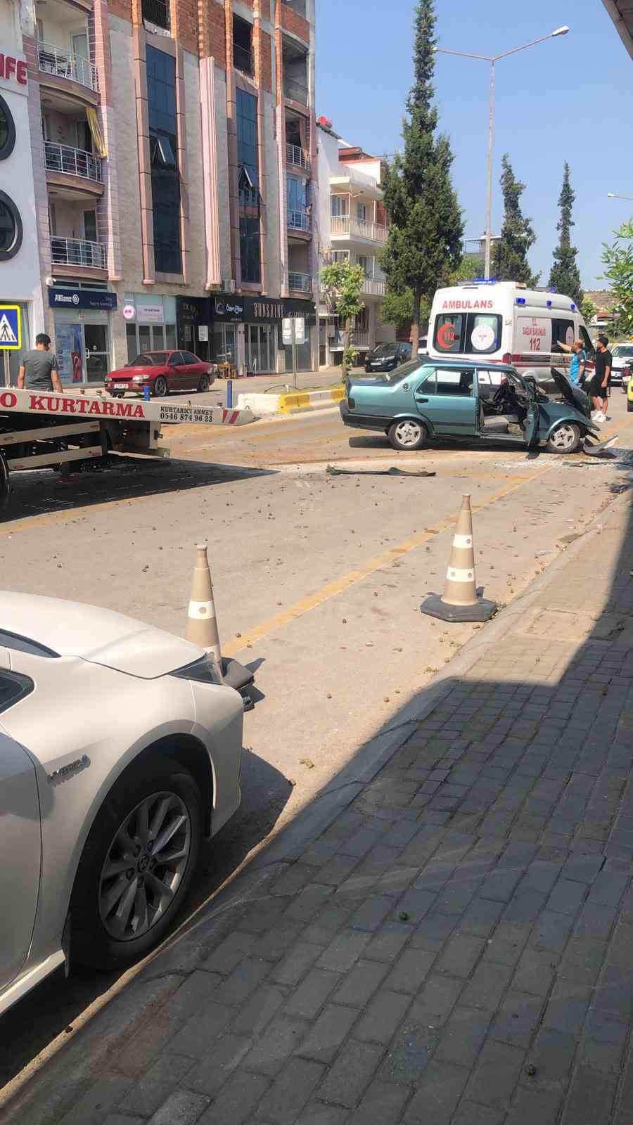 Tofaş otomobil ağaca &ccedil;arptı: 1&rsquo;i &ccedil;ocuk 3 yaralı
