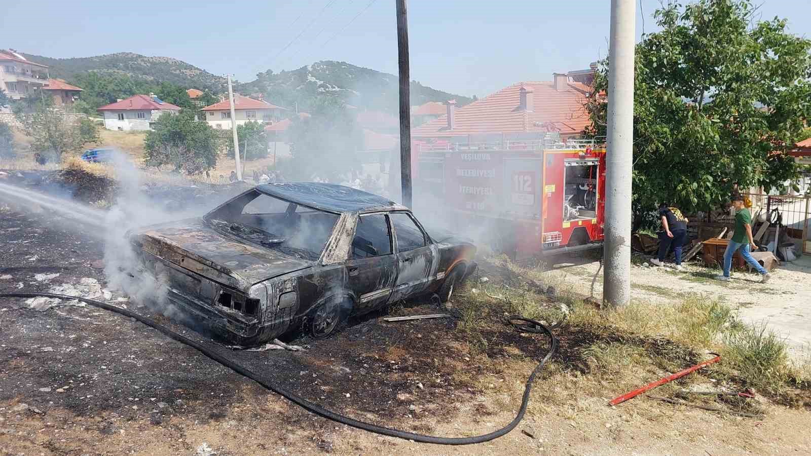 Burdur’da park halindeki otomobil alev alev yandı