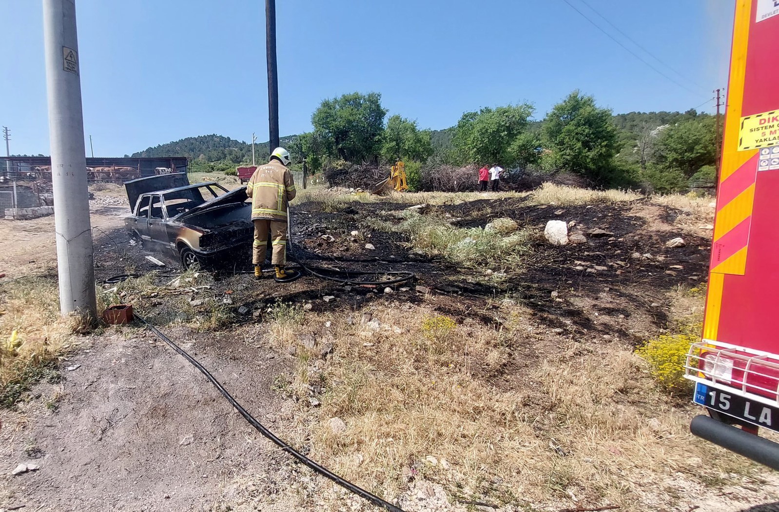 Burdur&rsquo;da park halindeki otomobil alev alev yandı
