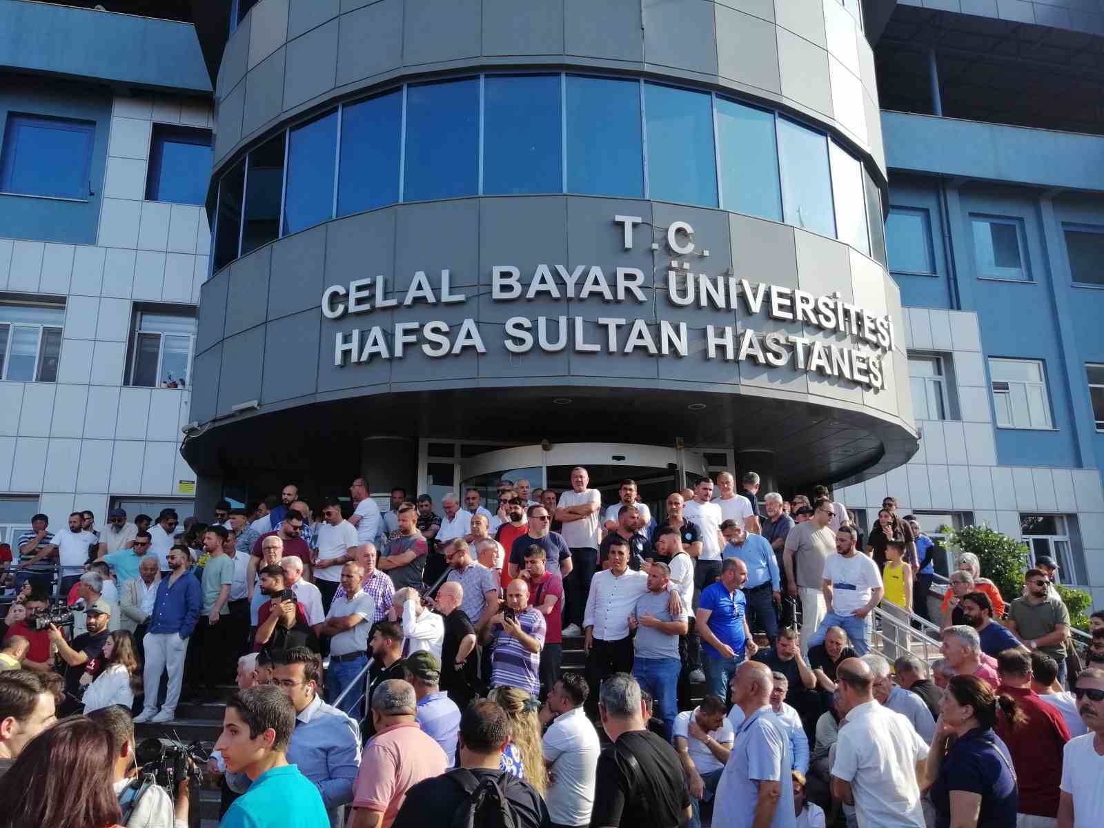 Elektrik çarpması sonucu ağır yaralı olarak Manisa Celal Bayar Üniversitesi Hafsa Sultan Hastanesi’nde tedavi gören Manisa Büyükşehir Belediye Başkanı Ferdi Zeyrek, hayatını kaybetti. Sağlık Bakanı Prof. Dr. Kemal Memişoğlu, sosyal medya hesabından yaptığ