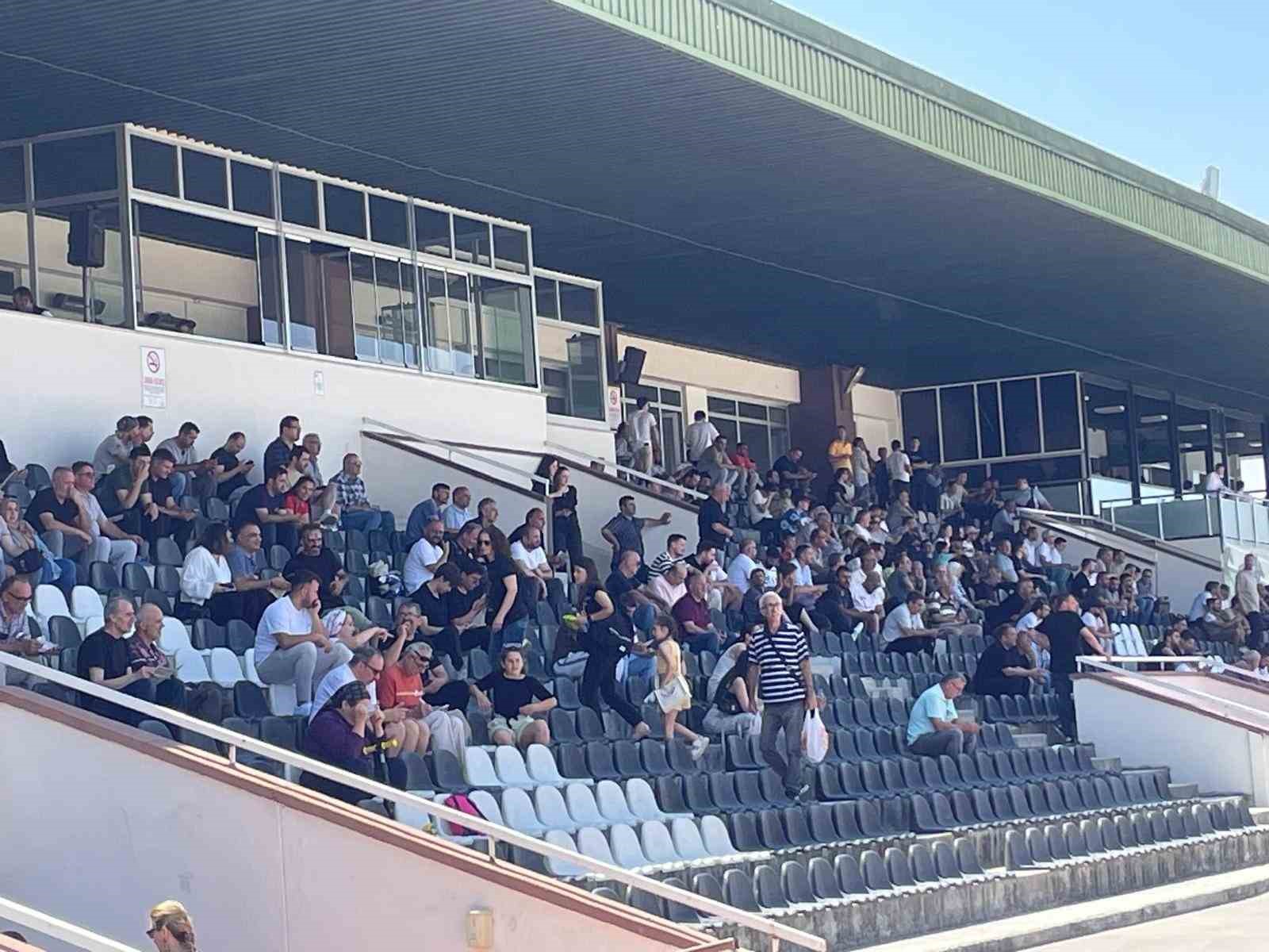 Yarışseverler bayramın son gününü hipodromda geçirdi