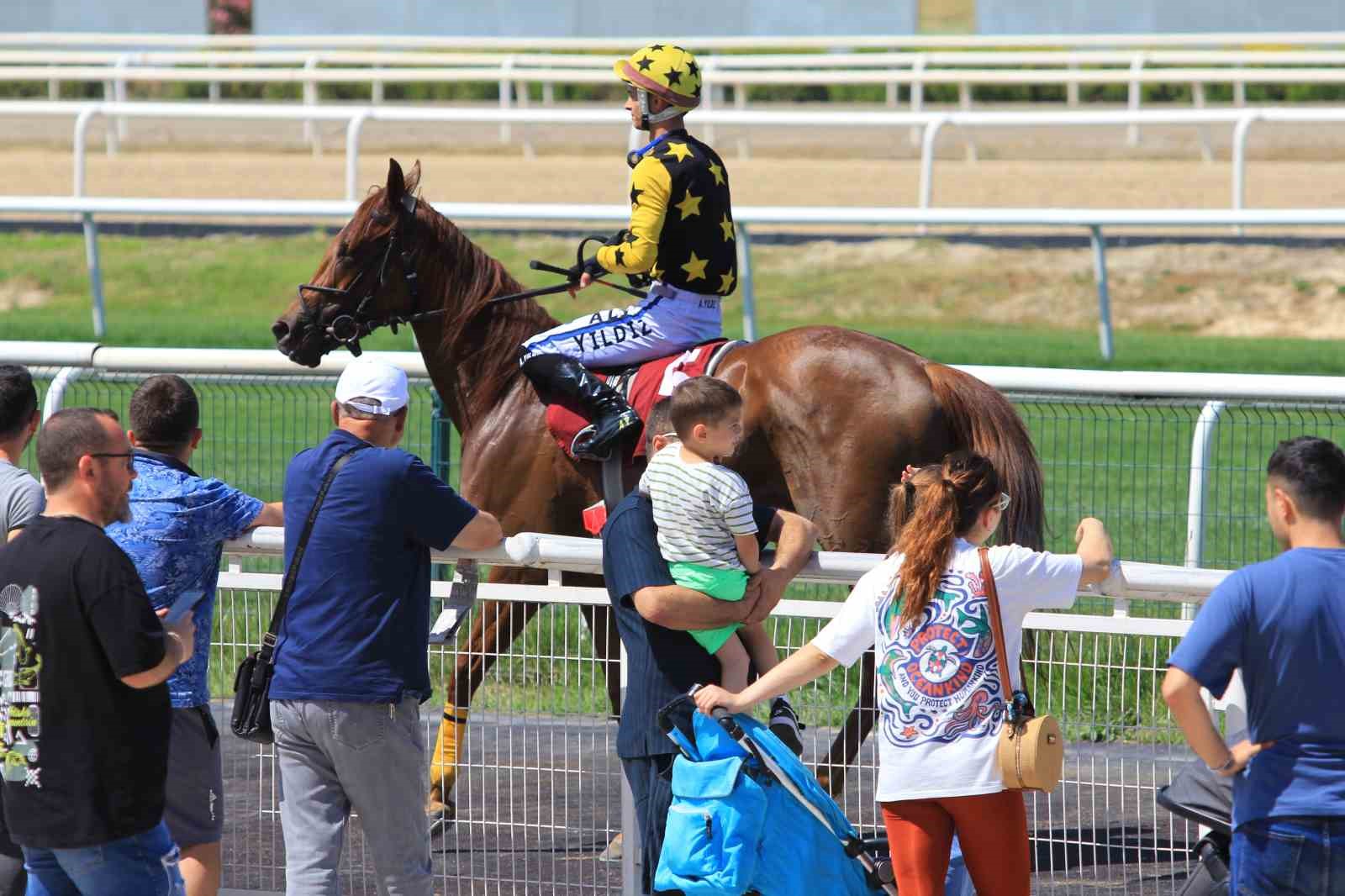 Yarışseverler bayramın son g&uuml;n&uuml;n&uuml; hipodromda ge&ccedil;irdi
