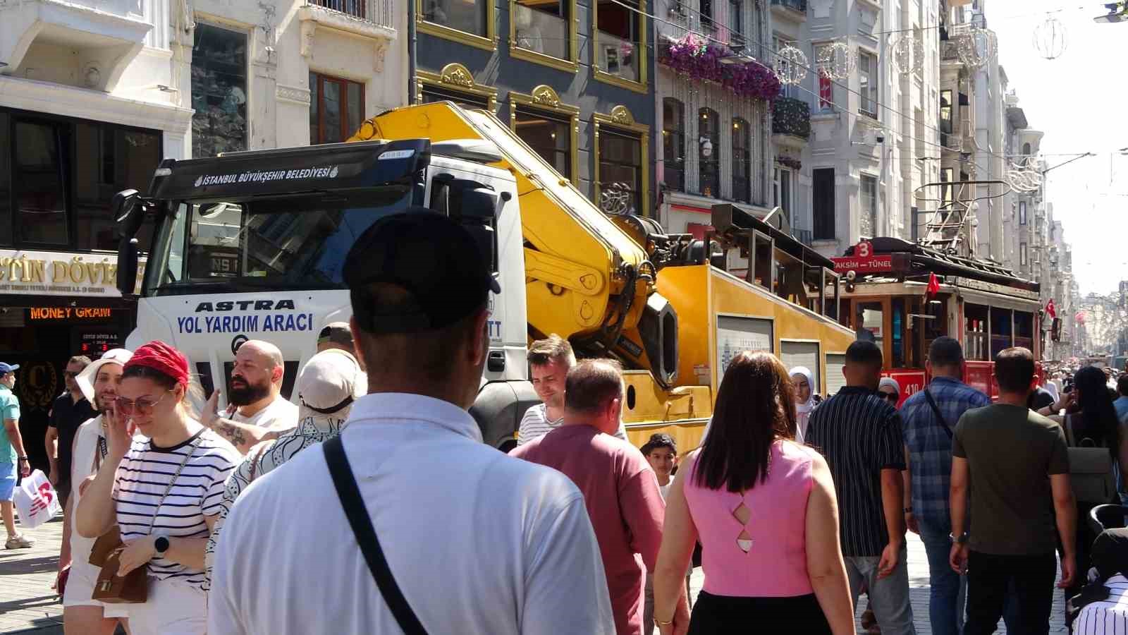 Taksim’de nostaljik tramvay arızalandı, yerine akülü tramvay devreye girdi