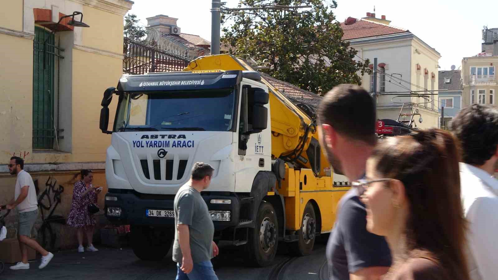 Taksim&rsquo;de nostaljik tramvay arızalandı, yerine ak&uuml;l&uuml; tramvay devreye girdi
