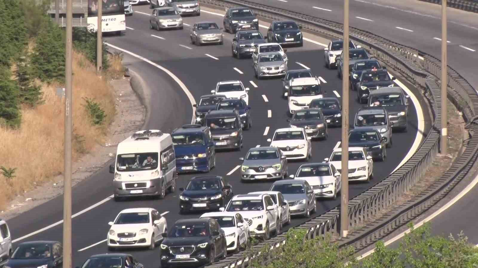 Kurban Bayramı d&ouml;n&uuml;ş&uuml;nde kilometrelerce trafik kuyruğu oluştu
