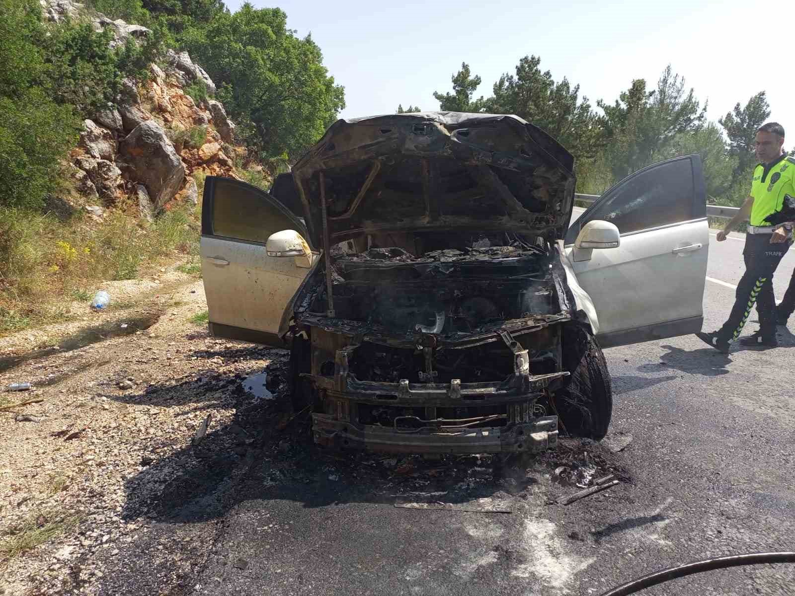 Antalya’da seyir halindeki cip alev aldı