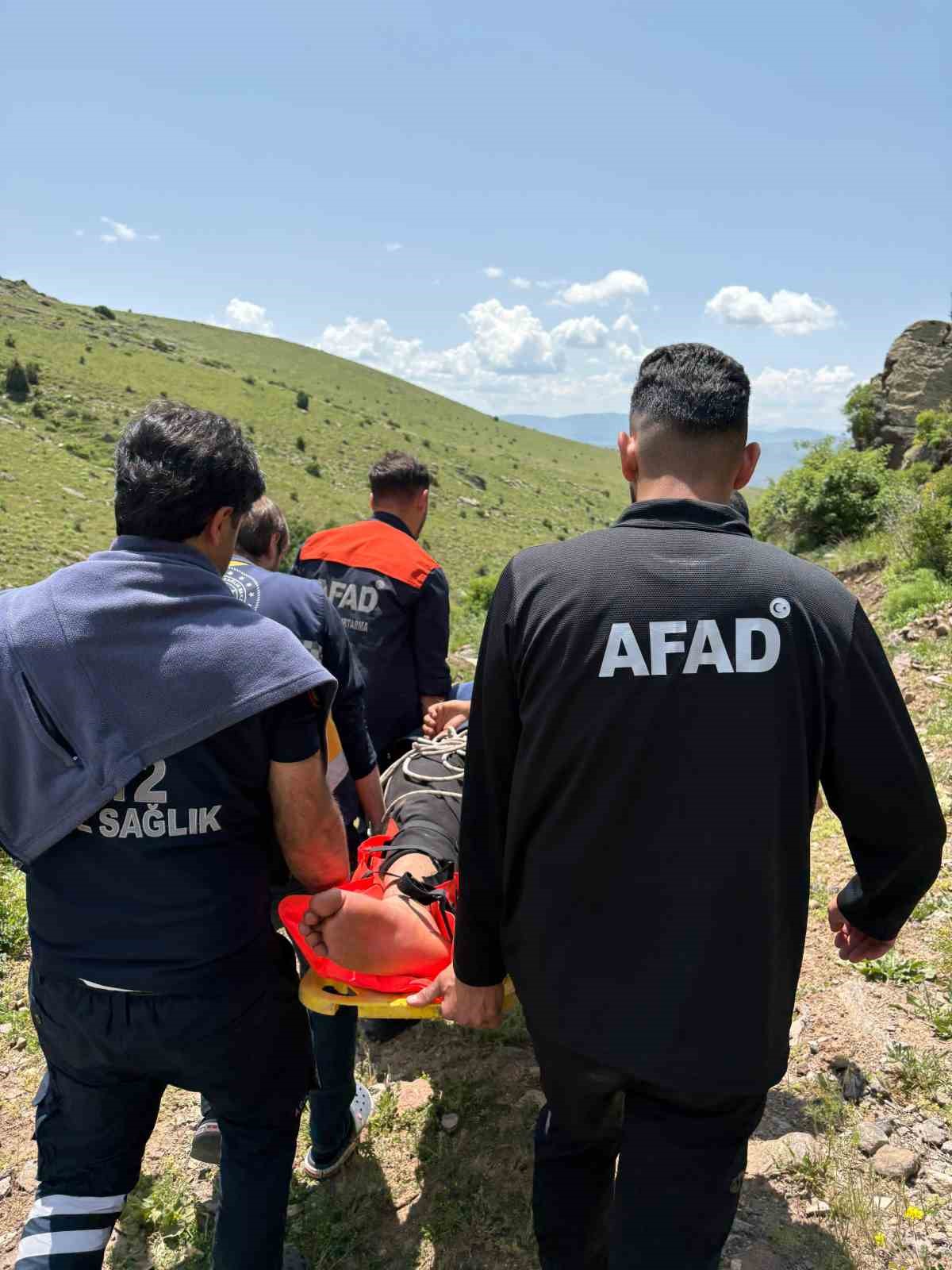 Sarıkamış&rsquo;ta kayaklıklardan  d&uuml;şen &ccedil;obanın ayağı kırıldı
