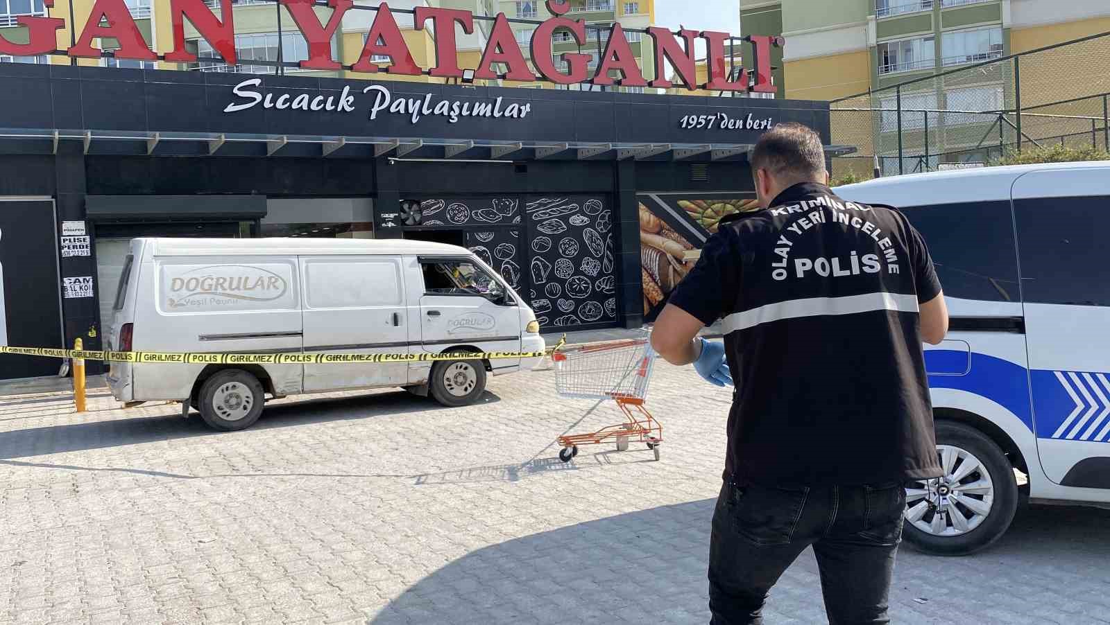 Önce tokalaştı sonra bacaklarından vurdu