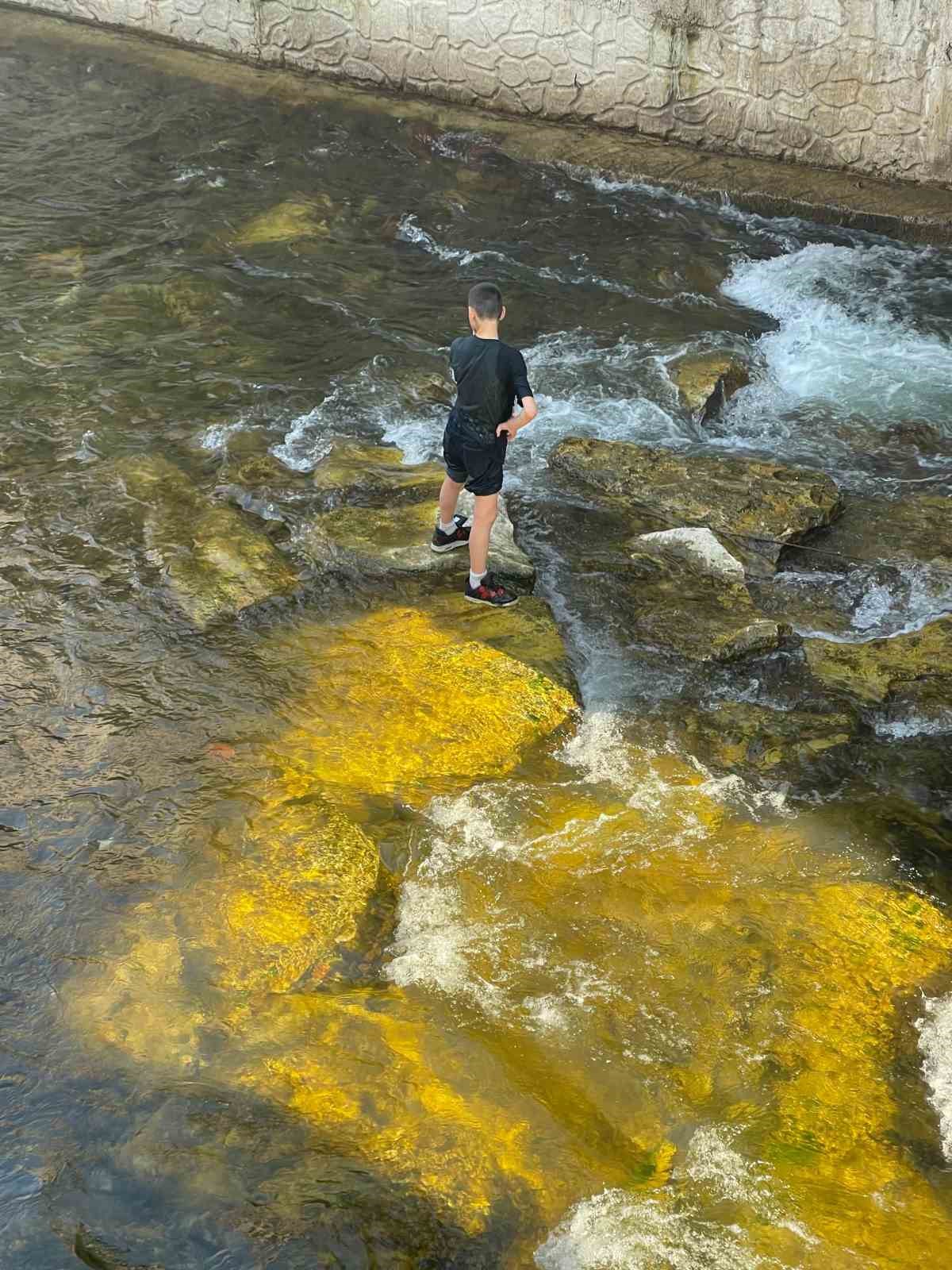 Çaya düşen topunu almak isterken mahsur kalan çocuğu itfaiye kurtardı
