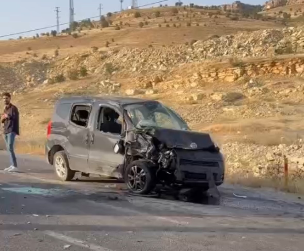 Mardin’de kamyonet ile cip çarpıştı: 9 yaralı
