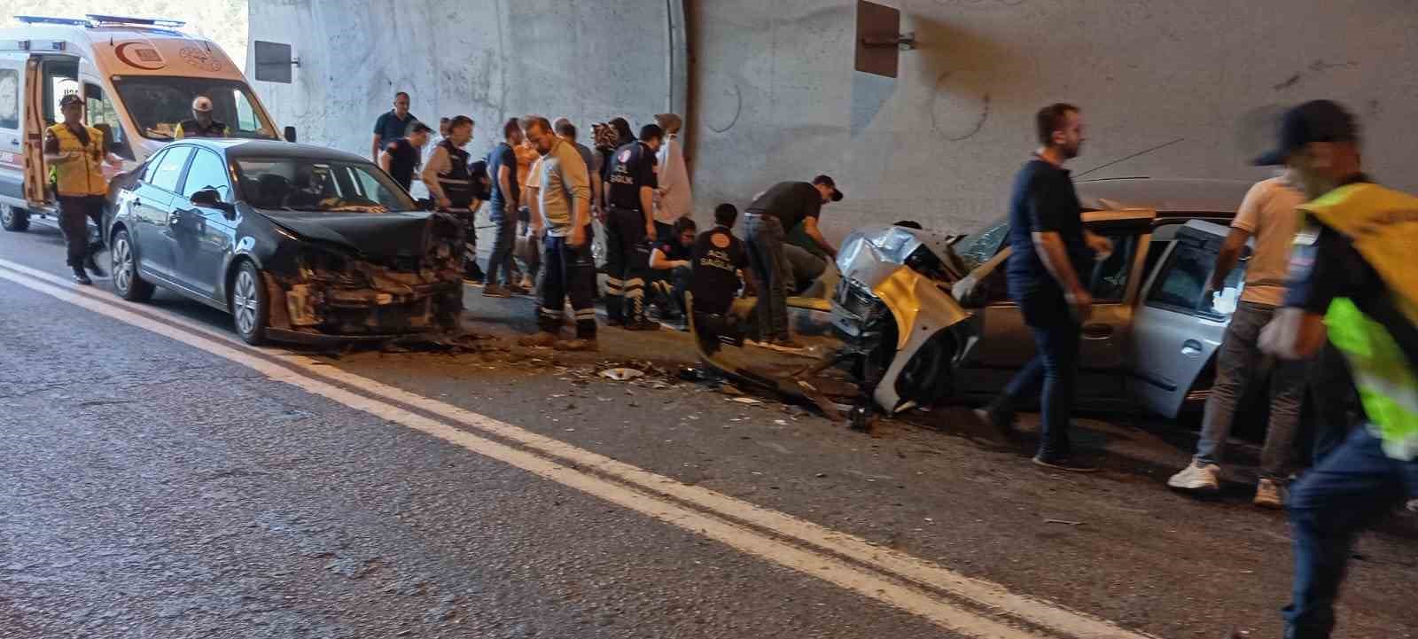 Artvin’de iki otomobil çarpıştı: 5 yaralı