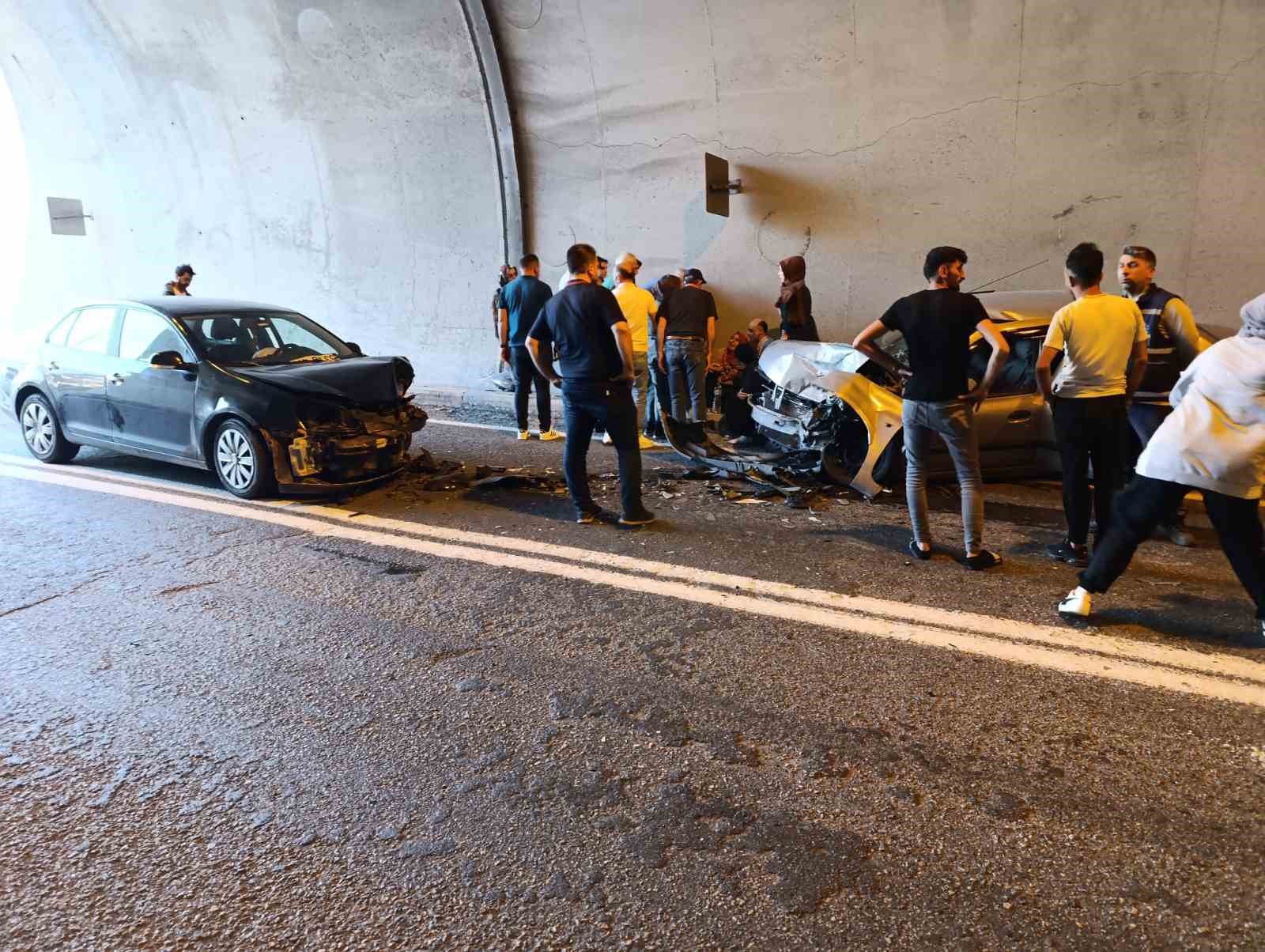 Artvin’de iki otomobil çarpıştı: 5 yaralı