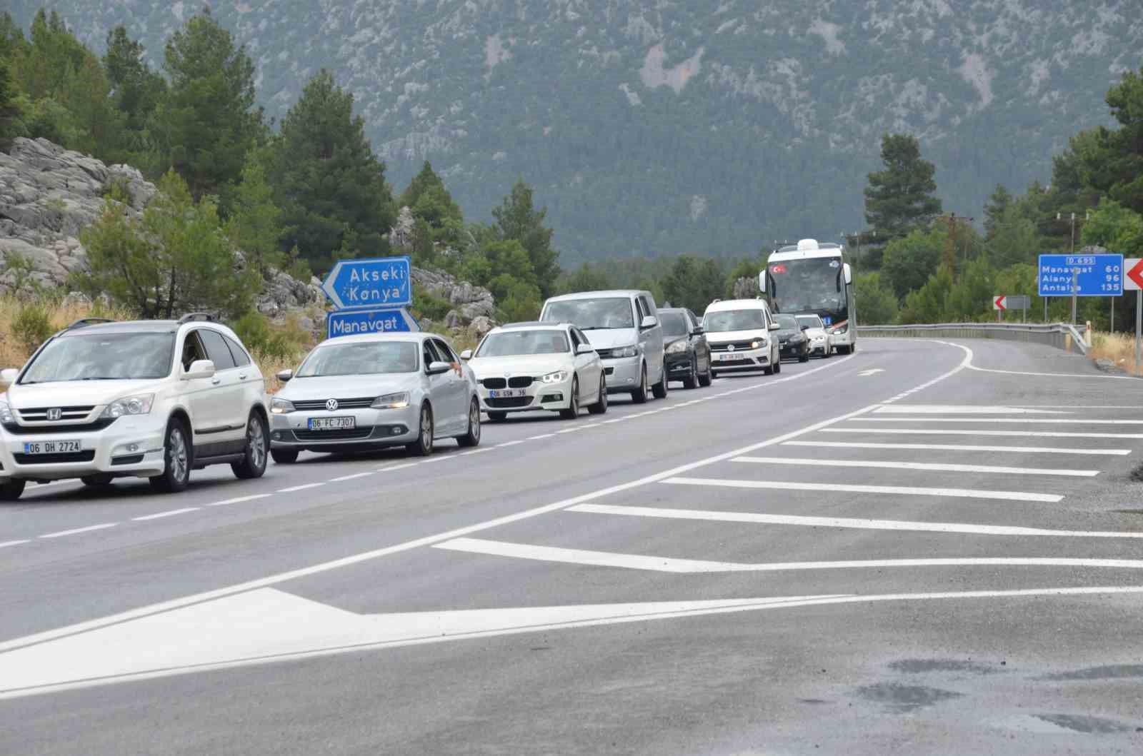 Tatilcilerin dönüş yolunda trafik yoğunluğu