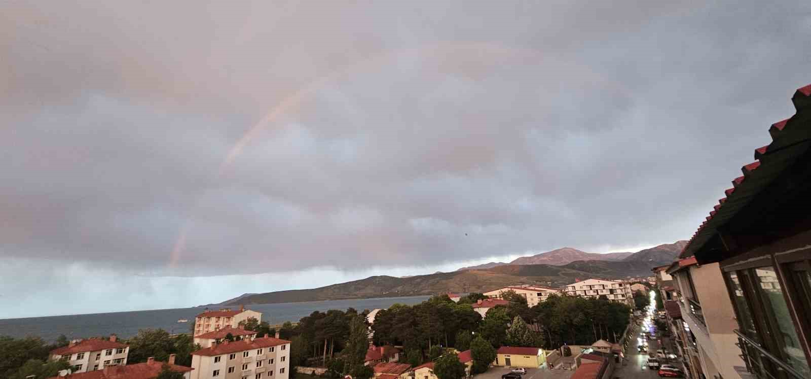 Van Gölü üzerinde gökkuşağı, Nemrut Kalderası’nda kızıl gökyüzü