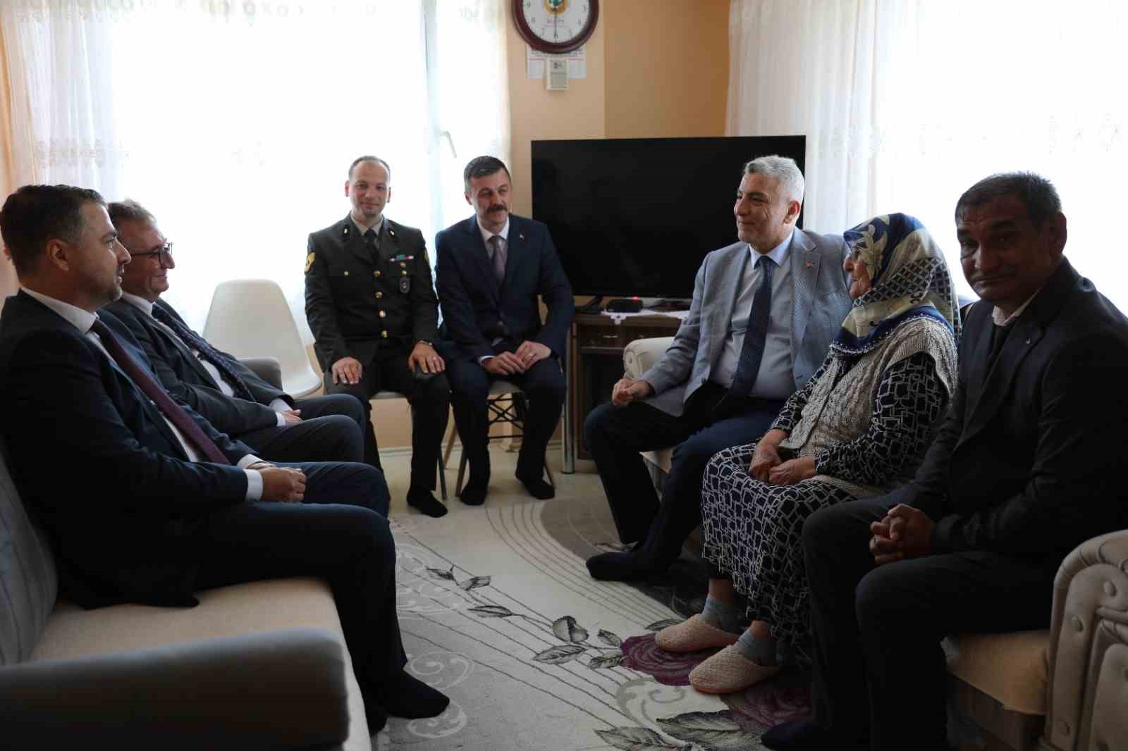 Ticaret Bakanı Bolat, Tekirdağ&rsquo;da şehit ailesi ve gazileri ziyaret etti
