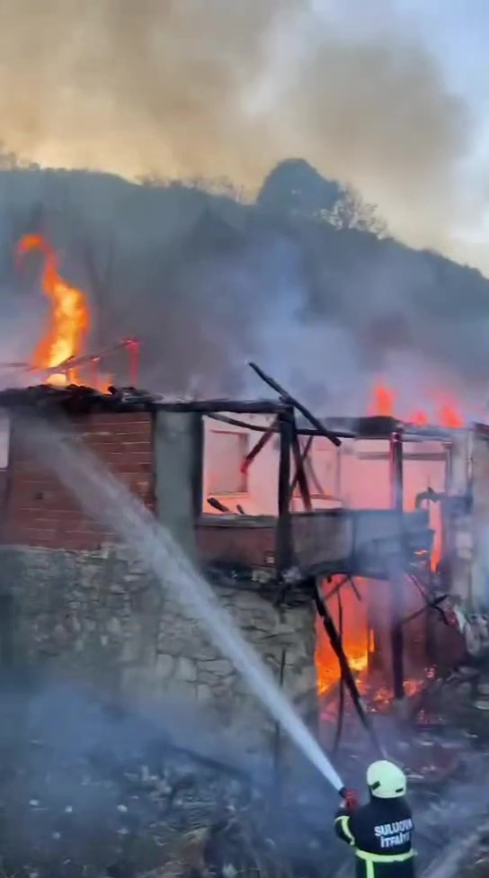 Amasya’da 4 ahşap ev yandı