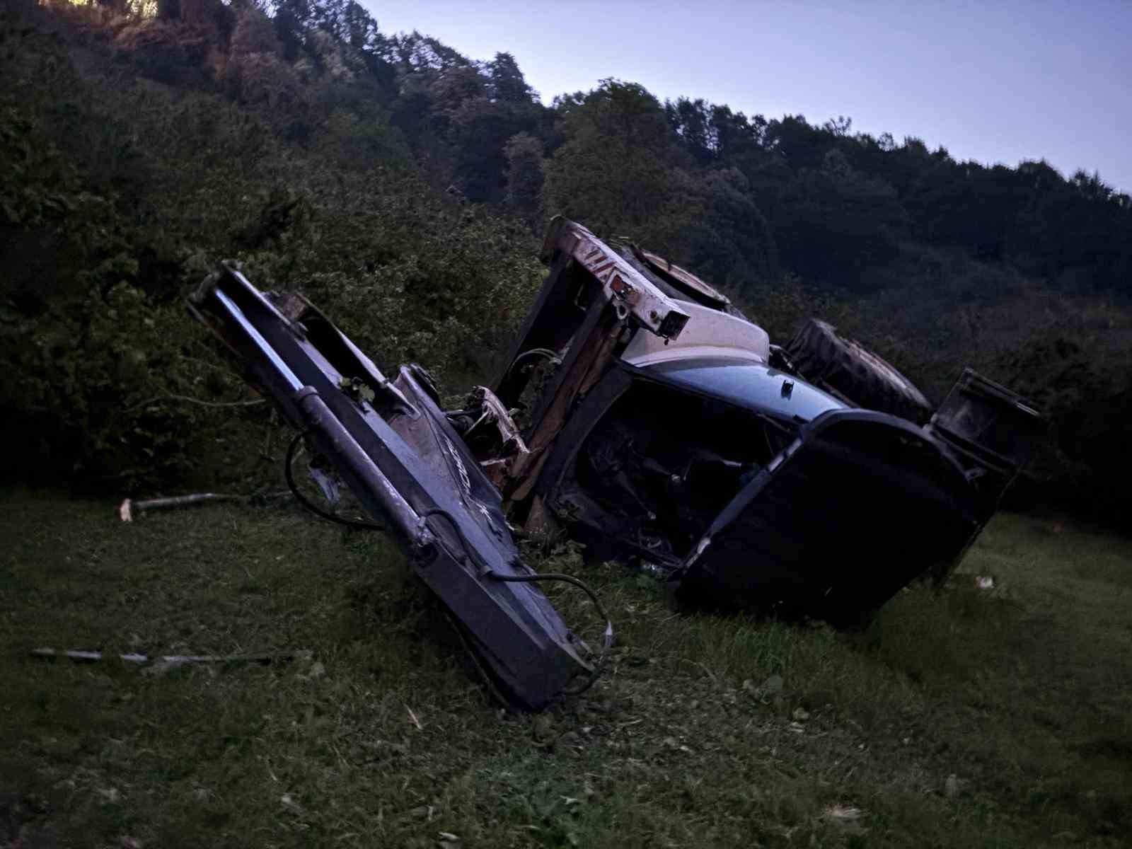 Yamaçtan yuvarlanan iş makinesinden atlayarak kurtuldu