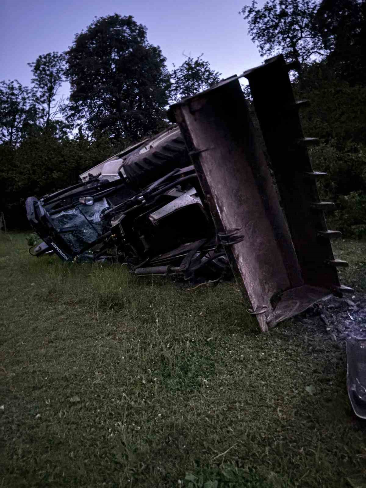 Yama&ccedil;tan yuvarlanan iş makinesinden atlayarak kurtuldu
