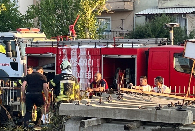 Kargaların demiryolu hattında elektrik kablolarına teması yangın çıkarttı