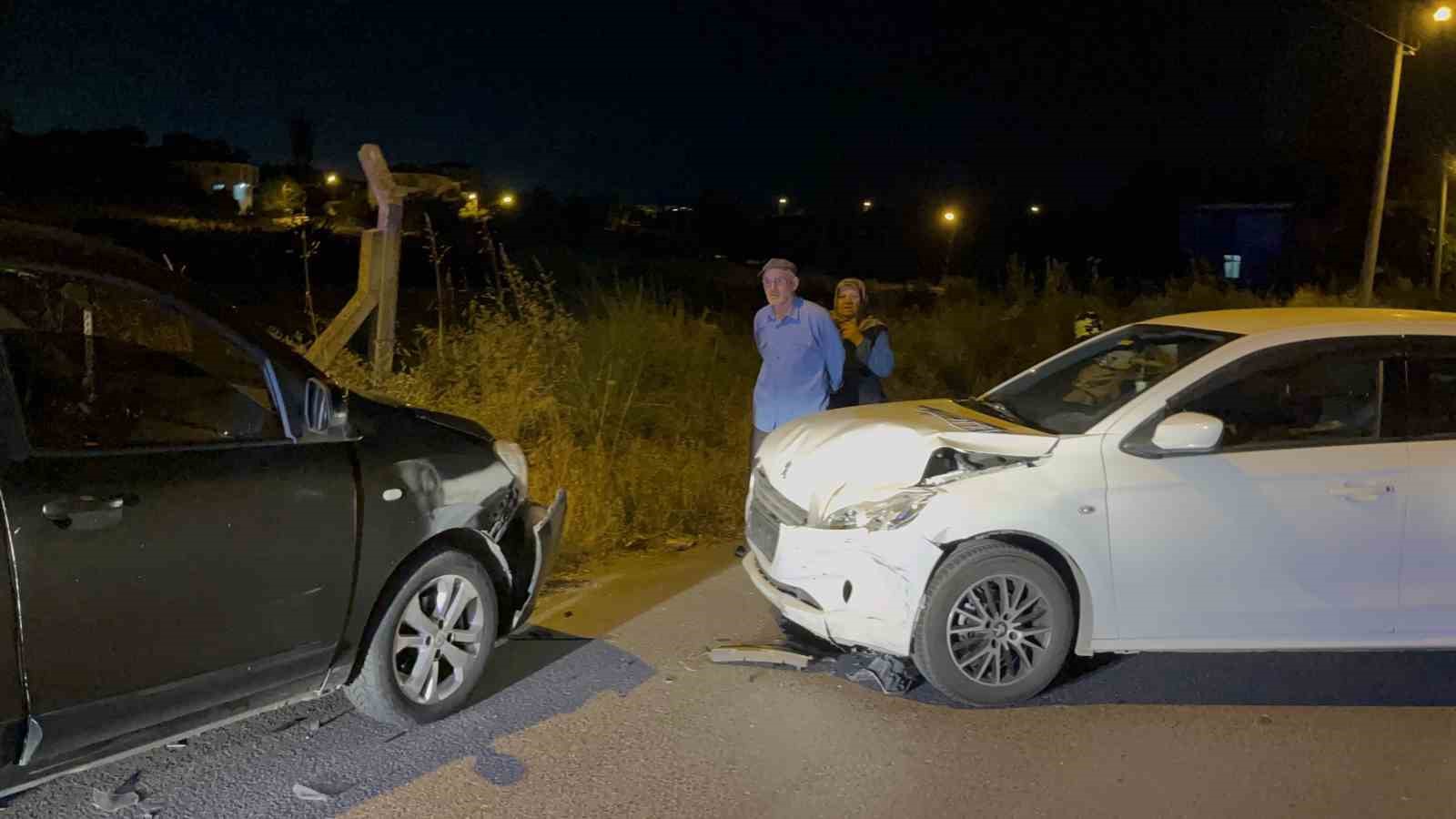 Alkollü sürücü park halindeki araca çarptı