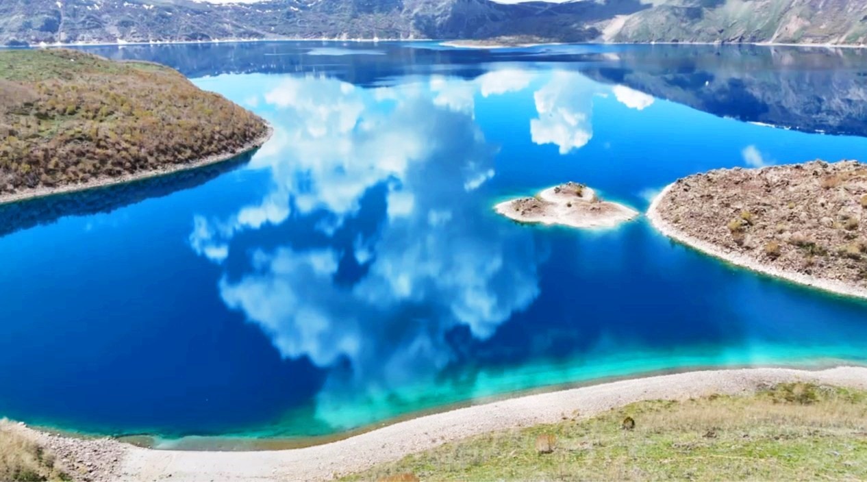 Nemrut Krater Gölü havadan görüntülendi: Doğal güzelliğiyle hayran bıraktı
