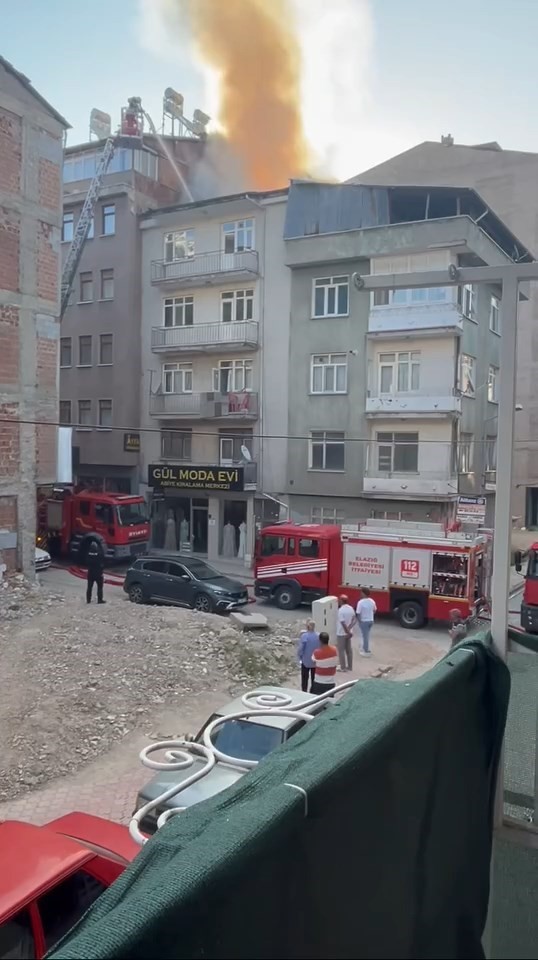 Elazığ&rsquo;da &ccedil;atı yangını, paniğe neden oldu
