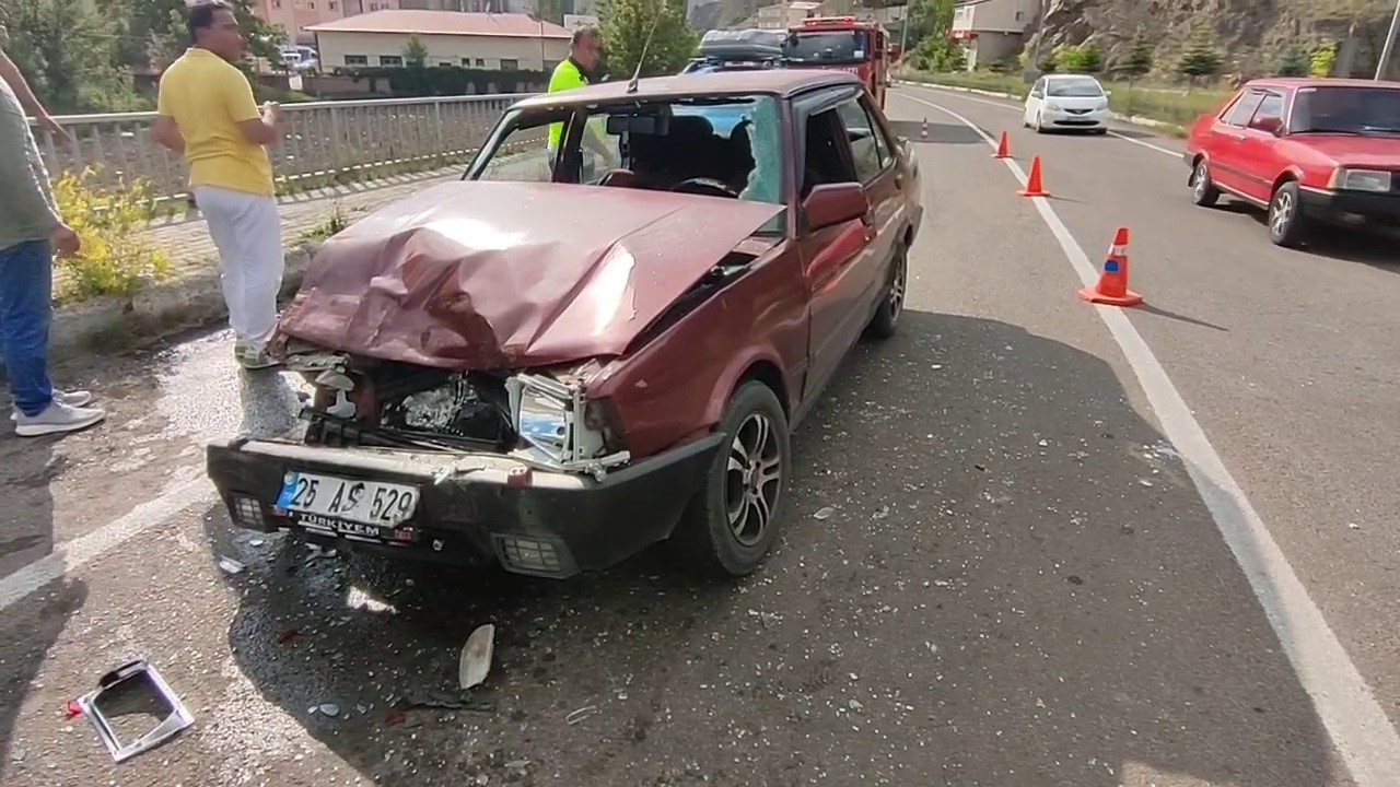 Tortum'da trafik kazası: 3 kişi yaralandı İhlas Haber Ajansı