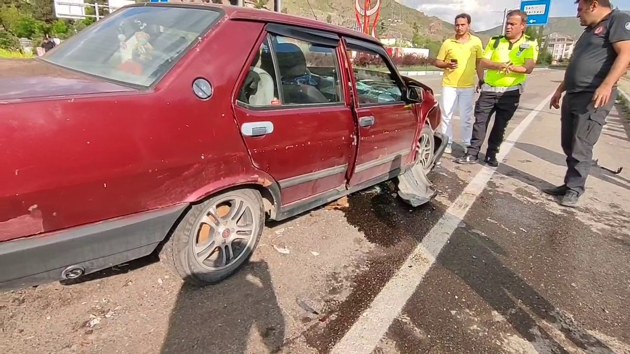 Tortum&rsquo;da trafik kazası: 3 yaralı
