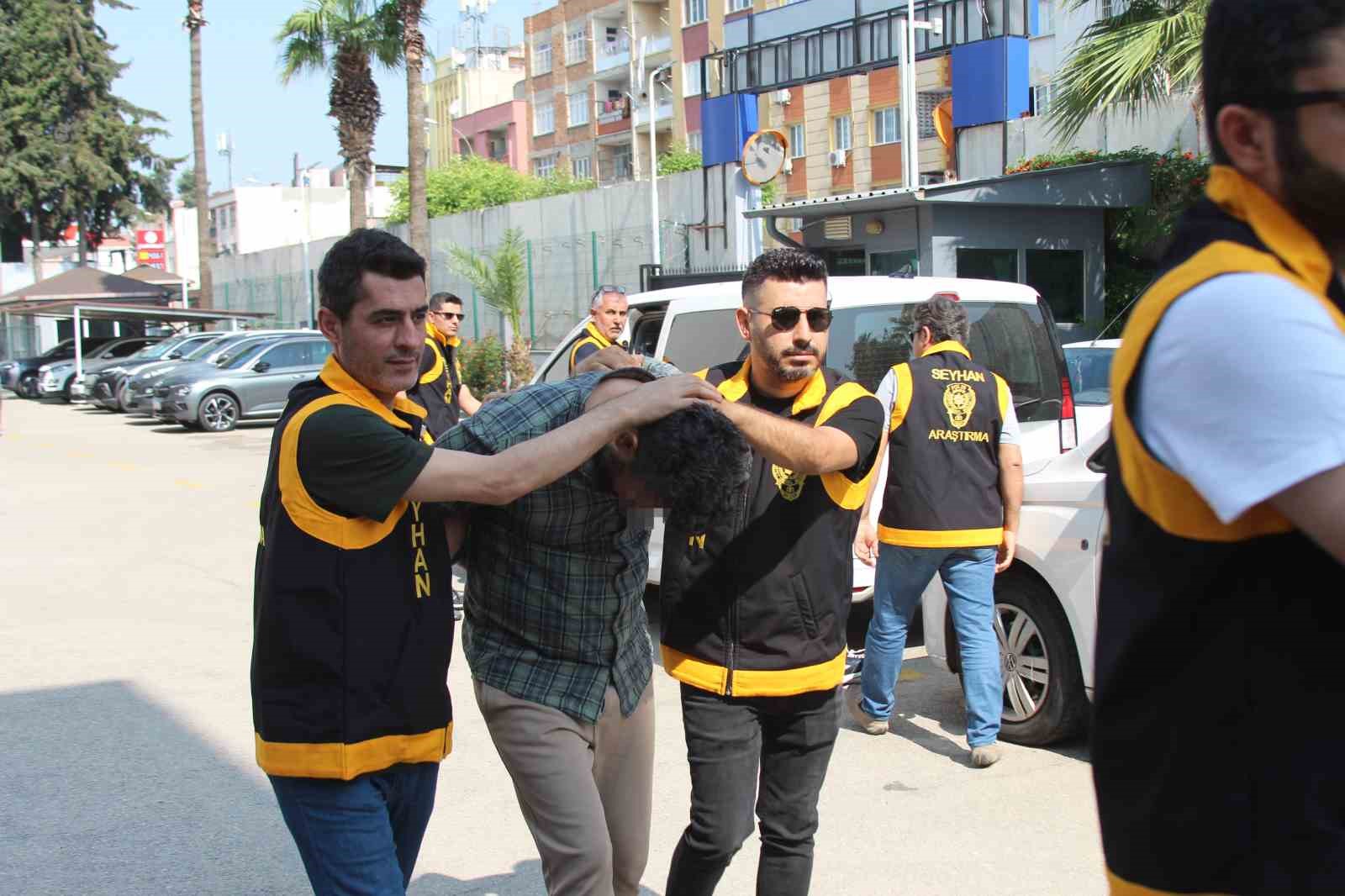 Okul bitişiğinde kumarhane a&ccedil;tılar, tavandan cephanelik &ccedil;ıktı: 5 tutuklama
