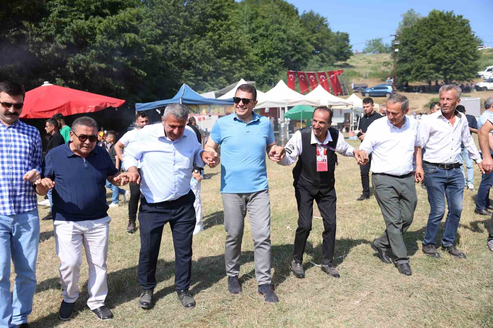 Yayla şenliklerinde Vali Aslan horon oynadı