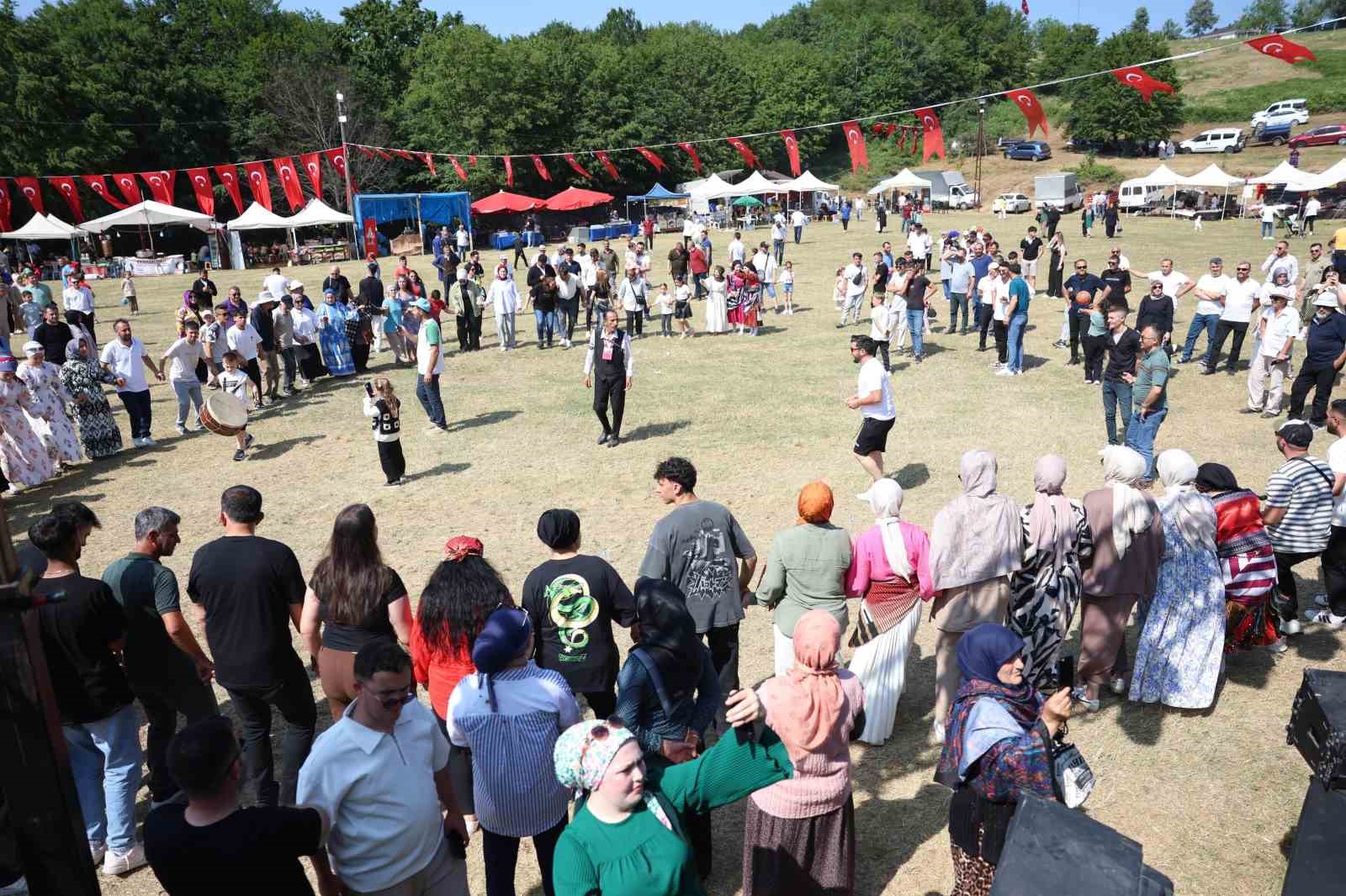 Yayla şenliklerinde Vali Aslan horon oynadı
