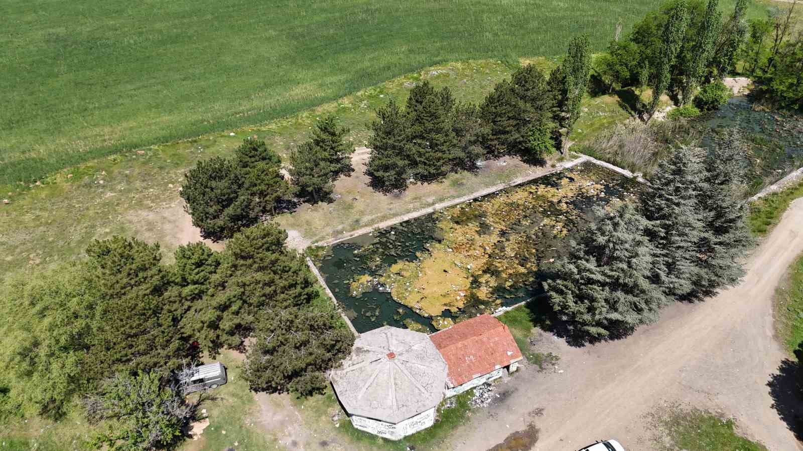 Vatandaş kirletiyor ama kaynak suyun berraklığı kaybolmuyor