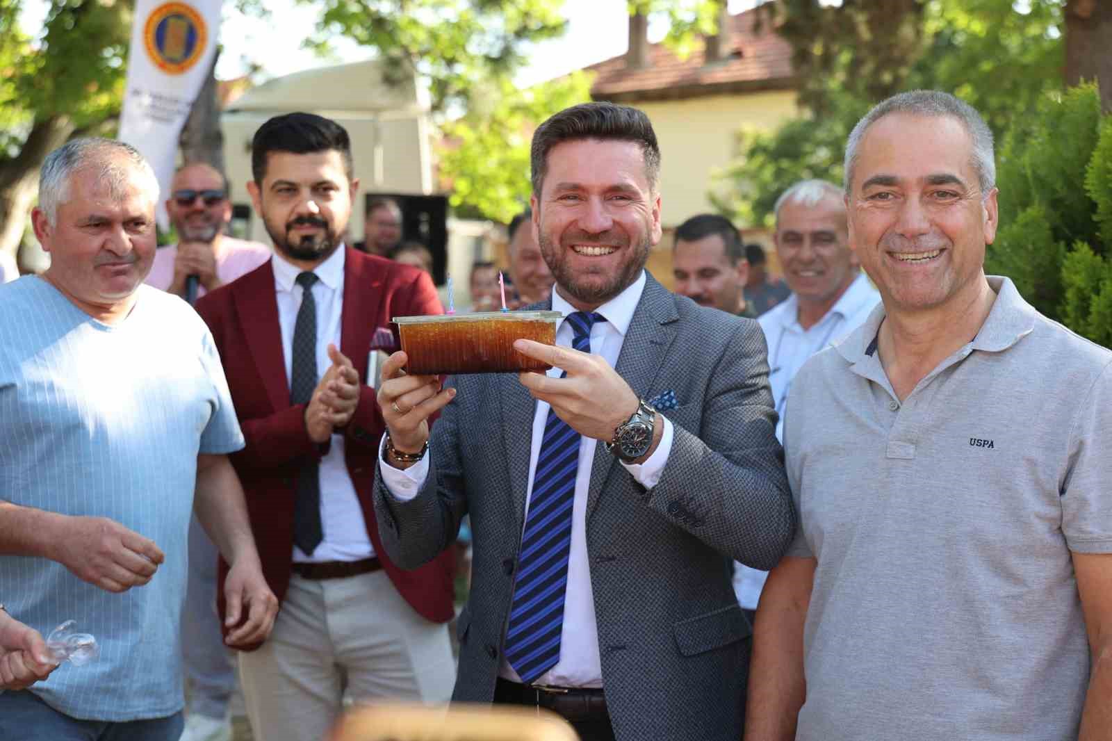 Başkan Tatık’a kar helvalı sürpriz doğum günü kutlaması